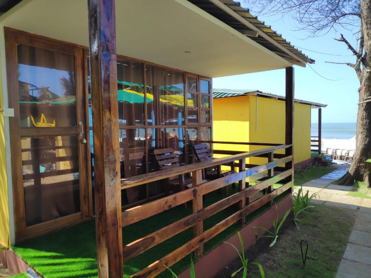 Sea Front Beach Huts Патнэм Экстерьер фото