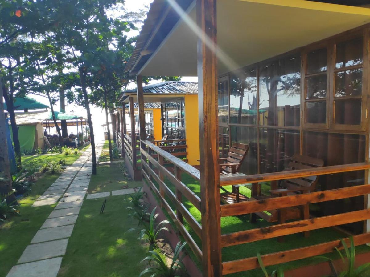 Sea Front Beach Huts Патнэм Экстерьер фото
